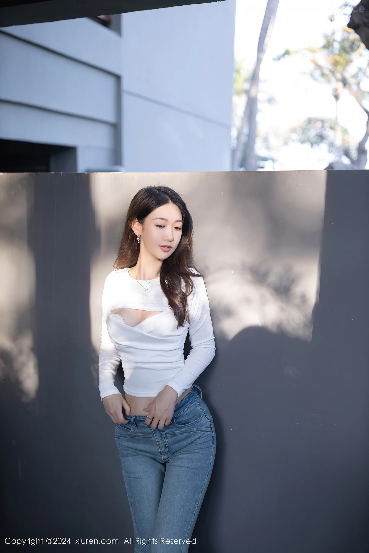 图片[4]-[XiuRen秀人网]VOL.8250 模特唐安琪性感白色上衣配牛仔裤半脱秀曼妙身姿迷人诱惑写真80P-秀人网官方网站